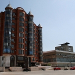 Справа на площади расположены Центральный торговый дом Азов и современная девятиэтажка, Современные, Профессиональные, Осень, Лето, День, Цветные