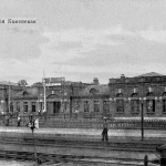 Первый железнодорожный вокзал станции Каменская был построен в 1871 году. Во время Великой Отечественной войны он был разрушен., История, Черно-белые, Вокзалы