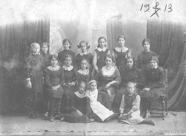 Представительницы первой Каменской женской гимназии, 1913 год, История, Черно-белые