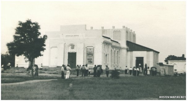Это кинотеатр, позднее получивший название Мир. До 1928 г. это была действующая церковь. Теперь тоже. Этот снимок сделал мой отец - Михаил Михайлович Морозов - в году 1953-1954. Если присмотреться, то на афише - фильм Чук и Гек , 1953 год, Цветные