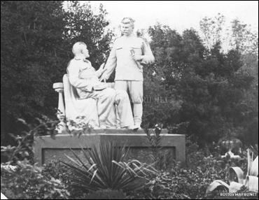 Памятник Ленину и Сталину, находился в городском парке по пути от ГДК к фонтану, История, Черно-белые, Достопримечательности