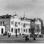 Старый вокзал, История, Черно-белые, Вокзалы