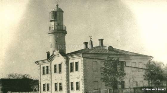 Таганрогский Маяк в 1898 году. Белое здание сохранилось в неизменном виде. Старый маяк разломали ввиду возможного обрушения - слишком большой крен он имел. Новый маяк построен рядом., История, Черно-белые