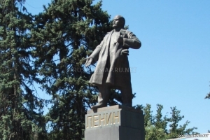 Памятник Владимиру Ленину (у входа в парк им. М. Горького)