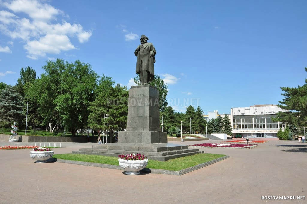 Памятник Карлу Марксу, Современные, Достопримечательности, Цветные