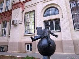 Памятник первокласснику