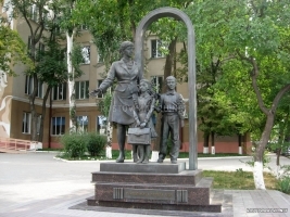 Памятник учительнице