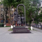 Памятник учительнице, Современные, Достопримечательности, Цветные