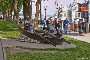 Скульптурная композиция «Григорий и Аксинья в лодке»