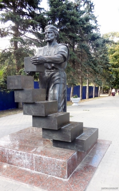 Памятник «Строитель», Современные, Достопримечательности, Цветные