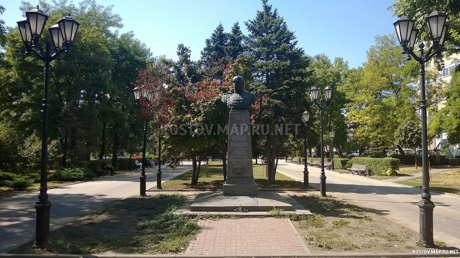 Памятник Д.Д. Лелюшенко, Современные, Достопримечательности, Цветные