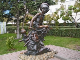 Скульптура «Нахалёнок» у речного вокзала