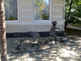 Скульптура «Нахалёнок» возле входа в ЗАГС