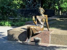Скульптура «Цветочница»