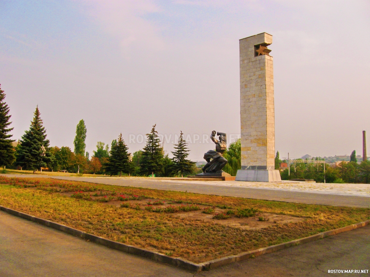 Красный Сулин, Памятник погибшим воинам, Современные, Профессиональные, Достопримечательности