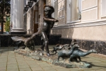 Скульптура «Нахалёнок» возле входа в ЗАГС Скульптура «Нахалёнок» возле входа в ЗАГС