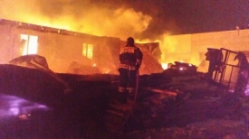 В Ростове всю ночь тушили крупный пожар в производственном цехе на Западном