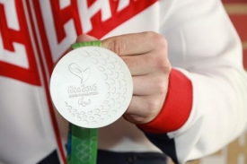 В Ростове паралимпийцам, отстраненным от Рио-2016, вручили копии медалей из чистого серебра