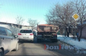 В Ростове из-за коммунального гейзера движение с Западного в центр города затруднено